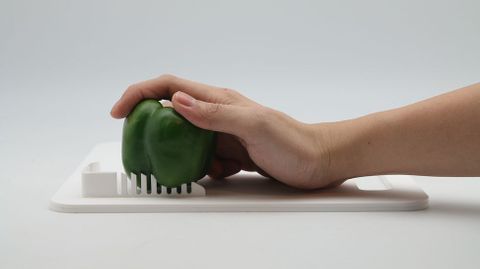 Oneware | Utensilio de cocina para discapacitados. Esta herramienta para el fregadero permite a las personas con un solo brazo �til realizar todo tipo de tareas, desde la preparaci�n de alimentos al lavado de platos.