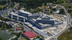 El actual hospital Montecelo, en Pontevedra, con su ampliaci�n, que lleva en obras desde hace m�s de cinco a�os