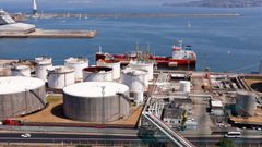 El oleoducto, abajo en el centro, tiene uno de sus extremos en el muelle petrolero