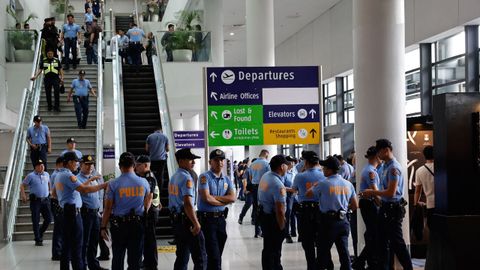 Policas filipinos en el aeropuerto, esperando la llegada de Duterte desde Hong Kong