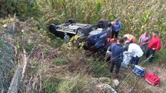 El coche qued� volcado en una finca de ma�z, donde fue atendido el conductor antes de ser llevado al hospital. 