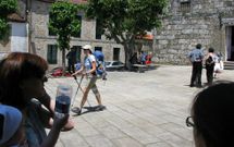 La presencia de peregrinos en el centro de Negreira es una escena habitual. 