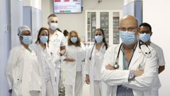 �ngel Mart�n, con parte del equipo de urgencias, que forman un centenar de personas