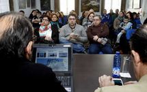 Emilio Gonz�lez, con el ordenador, y el alcalde, con el m�vil, prueban la aplicaci�n.
