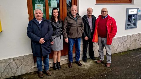 El presidente del colectivo, en el centro, flanqueado por el resto de la directiva