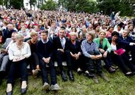 Stoltenberg, en el centro, con familiares de vctimas en Utya.