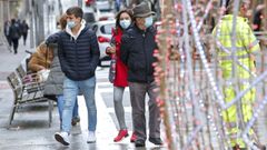 Personas con mascarilla, este lunes, en una calle del centro de Pontevedra