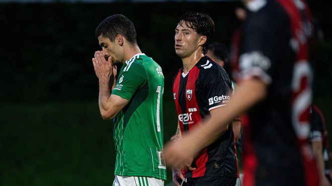 Pascu lamentando una ocasi�n errada en el empate entre el Racing y el Arenas. 