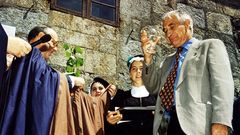 Arsenio, investido en 1995 cabaleiro de la Orden Seren�sima del Albari�o en Cambados