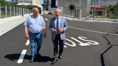 El alcalde Jos� Tom� (derecha) supervis� la puesta en servicio del nuevo tramo junto con el concejal de Obras e Servizos, Jos� Luis Losada
