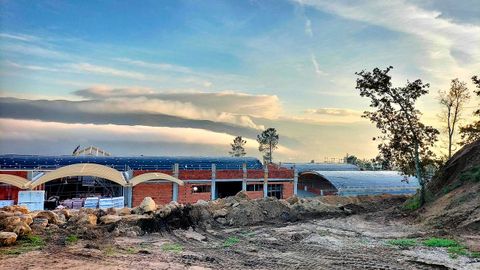 Las obras se encuentran avanzadas. Destacan los tejados abovedados y su integracin en el entorno.