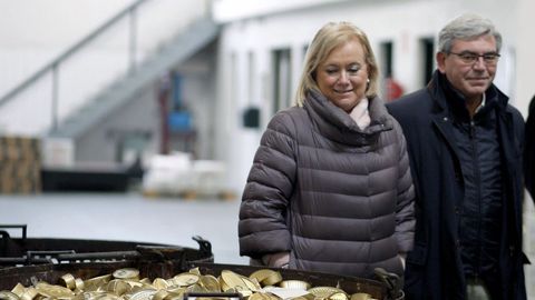 La presidenta del PP de Asturias, Mercedes Fern�ndez (i) acompa�ada por el presidente del PP de Gij�n, Mariano Mar�n (d) durante la visita que ha realizado hoy a una f�brica de conservas de Gij�n