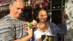 Ra�l Pi��n y Norma D�as, del bar Pikatoste de Perillo, en Oleiros, con sus loros agapurni