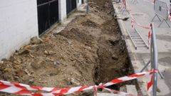 Obras en una calle de Ourense, en foto de archivo.