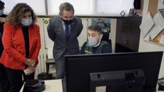 El delegado del Gobierno, Jos� Mi�ones, y la subdelegada en A Coru�a, Mar�a Rivas, escuchan las explicaciones de un agente de los Equipos @ de la Guardia Civil de Galicia.