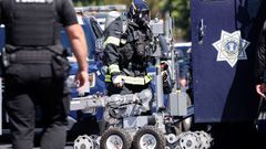 Artificieros se preparan para entrar en  la casa del sospechoso del tiroteo de San Jos�