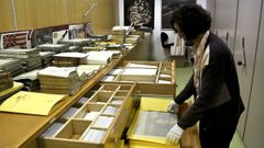 Imagen de archivo de una trabajadora preparando documentos que alberga el archivo hist�rico del Puerto de Vigo.