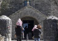 La mayor�a de los peregrinos son ajenos a la detenci�n del fraile en el pasado febrero. 