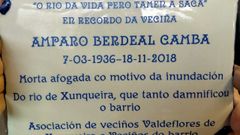 La placa: �O r�o d� vida, pero tam�n a saca. En recordo de Amparo Berdeal Camba�. En la placa que colocar�n ma�ana tambi�n se lee: �Morta afogada co motivo da inundaci�n do r�o Xunqueira, que tanto damnificou o barrio�. Asociaci�n de Veci�os de Valdeflores-Xunqueira e veci�os do barrio. La placa es obra del ceramista Alfonso Otero Regal.