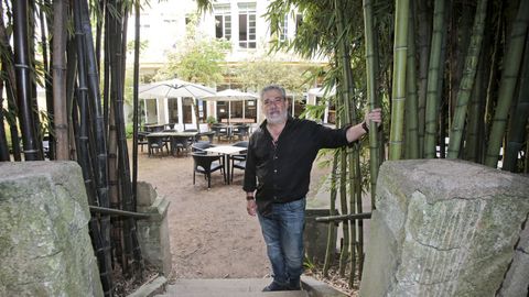 David Pereira Legern, director del balneario hotel Dvila de Caldas de Reis, en la cafetera con terraza al caaveral