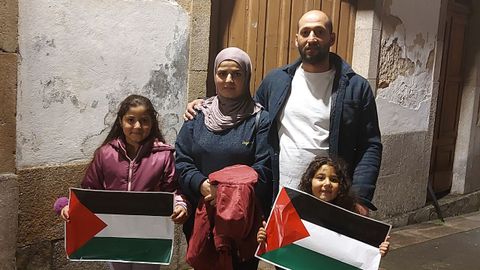 Lina y Mohamed Anter, con sus hijas en una manifestacin en favor de la poblacin civil palestina en Laln