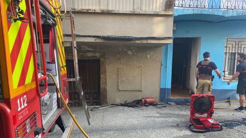 Despliegue en el edificio donde ocurri el incendio, esta maana en Mugardos.