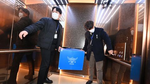 Dos polic�as salen con material incautado a la compa��a de bajo coste Jeju Air