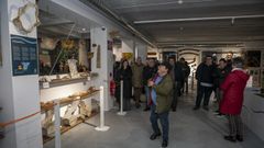 Flix Gonzlez ofrece una explicacin de los fondos que se exhiben en el renovado Museo do Mar de Noia.