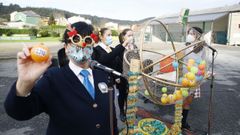 Con la llegada de la Navidad, en el CEIP Pluriling�e de Covas, en Viveiro, los profesores tiraron de imaginaci�n para fomentar la ilusi�n de los chavales pese a las restricciones por el covid-19