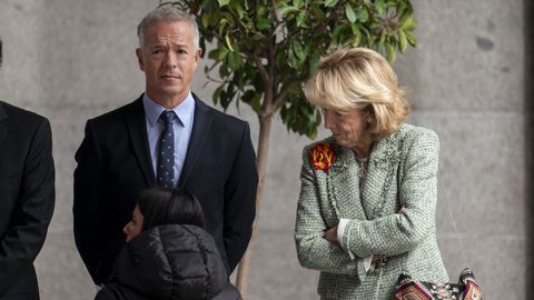 El expresidente del Senado Ander Gil y la expresidenta de la Comunidad de Madrid Esperanza Aguirre en la tribuna del acto de jura