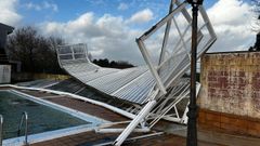As� qued� la cubierta de la piscina de Abegondo, da�ada por el viento