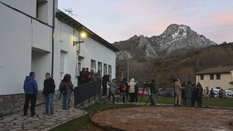 Los vecinos de Villaman�n, durante el registro de las papeletas