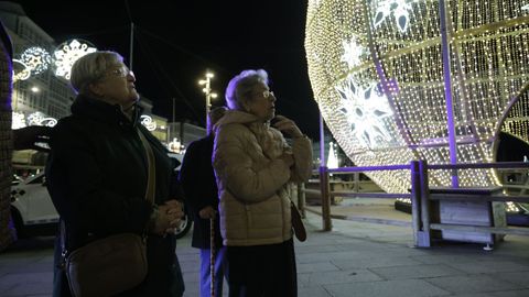 Los mayores de la residencia Padre Rubinos disfrutaron de la iluminaci�n de Navidad gracias a Radio Taxi