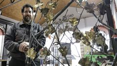 El forjador cervense junto a la parra que realiz� en acero inoxidable y lat�n