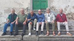 La directiva de la coral, en la hist�rica escalinata de la casa de Calvo