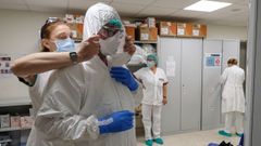 Personal sanitario se coloca el equipamiento de protecci�n en un hospital de Roma