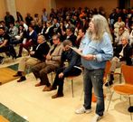 Los colectivos durante una de sus intervenciones en el pleno.