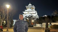 Joel Mirad, con el castillo de Osaka de fondo, se desplaz� a Jap�n para entrenar a la cantera del Reys 99.