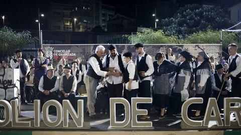 Entrega del premio al ganador del foli�n, la Florister�a Milenrama