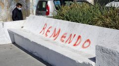 Las pintadas con las que amaneci� A Illa