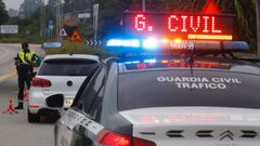Imagen de archivo de un control de la Guardia Civil de Tr�fico