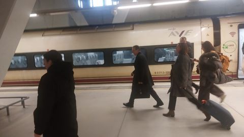 En total, Abel Caballero tard� 17 horas en llegar a Vigo desde Madrid, tras el aterrizaje frustrado en Peinador ayer con AirEuropa y el retraso en el viaje en tren este viernes