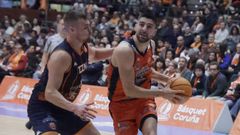 Danilo Brnovic maneja el bal�n ante Jan Zidek, del Tizona.