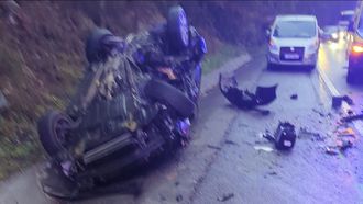 El coche del conductor que falleci en el siniestro qued volcado en la cuneta.