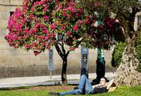 Las buenas temperaturas animan a disfrutar del aire libre. En la foto, Santiago.