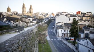 La muralla de Lugo y su entorno vac�os durante el confinamiento

