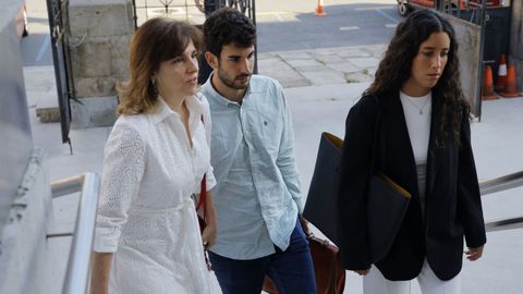 La abogada Beatriz Rubín, defensa contratada por los hijos de la asesinada, junto a uno de sus colaboradores este lunes en la Audiencia