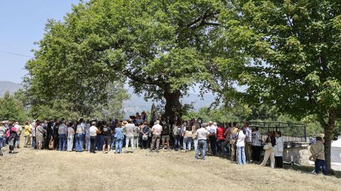 Los fieles buscaron la sombra durante la romaría de O Viso en Lobeira.