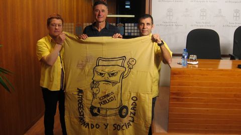 Enrique L�pez (en el centro), junto a los delegado de Correos, Carmen Mart�nez y Ricardo Mallada.Enrique L�pez (en el centro), junto a los delegado de Correos, Carmen Mart�nez y Ricardo Mallada