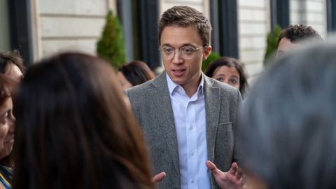 El exdiputado de Sumar Íñigo Errejón conversa la prensa en el exterior del Congreso. 